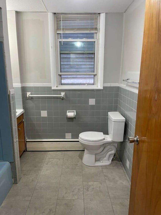 Building Photo - 1614