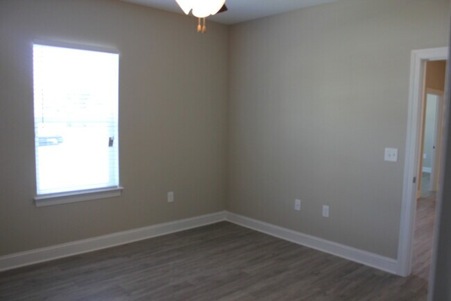 Building Photo - 161 Howard Ln