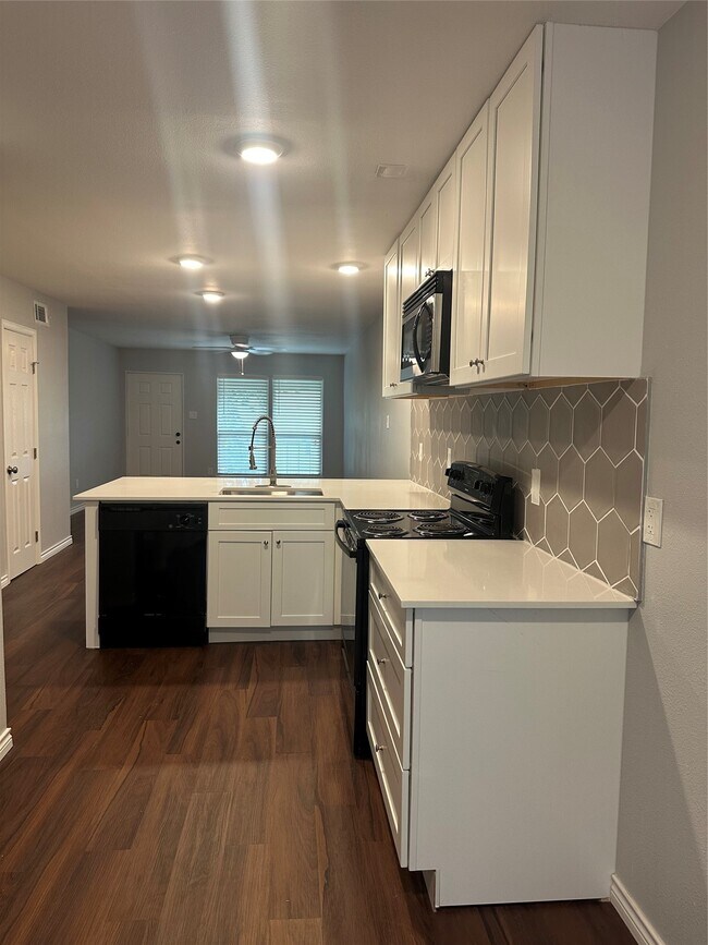 Building Photo - 5625 Antoine Dr