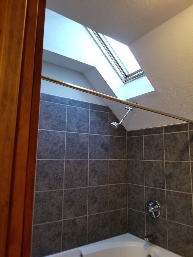 Building Photo - Great 3 bed 2 bath home!! AVAILABLE AUGUST 2027!