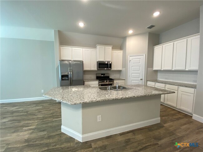 Building Photo - 1331 Hillsong St