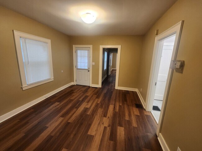 Building Photo - Beautiful 2 bedroom 1 bath renovated home with washer/dryer hookups!