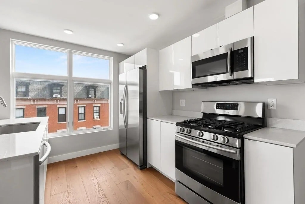 Building Photo - 250 Meridian St