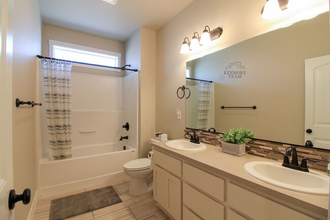 Building Photo - FURNISHED: 4 Bedroom, 2.5 Bath Home in Kennewick