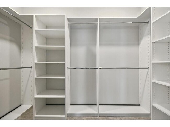 Building Photo - 253 Lake St E