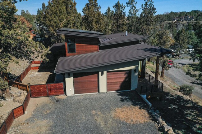 Building Photo - Gorgeous home close to downtown Tumalo