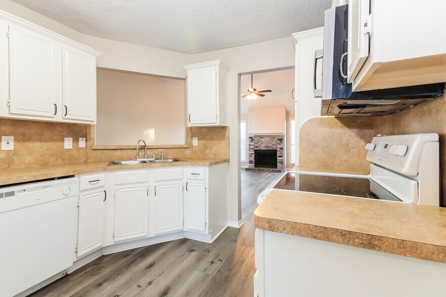 Building Photo - 138 Woodcreek Dr