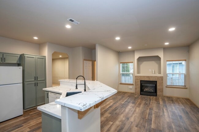 Building Photo - Modern 4 Bedroom, 2.5 Bath Home In Silver Creek w/AC