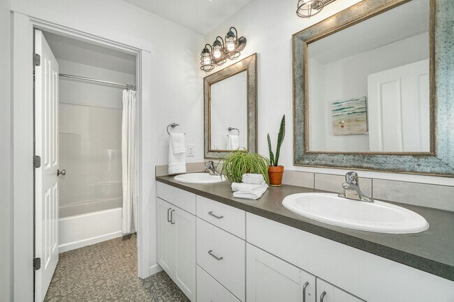 Building Photo - Woodinville Estate's Cozy Home