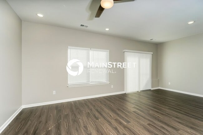Building Photo - 3 Bedroom Pet-Friendly Home in Jeffersonville, IN with Main Street Renewal