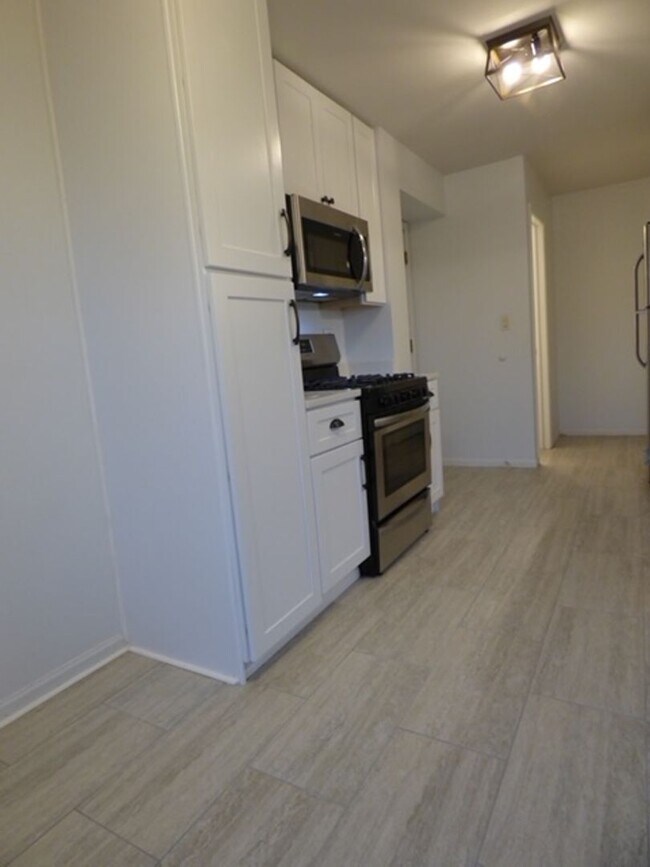 Building Photo - Beautiful 2 bd 1 1/2 ba as soon as July 1 move-in. Great Vernon Hills location!
