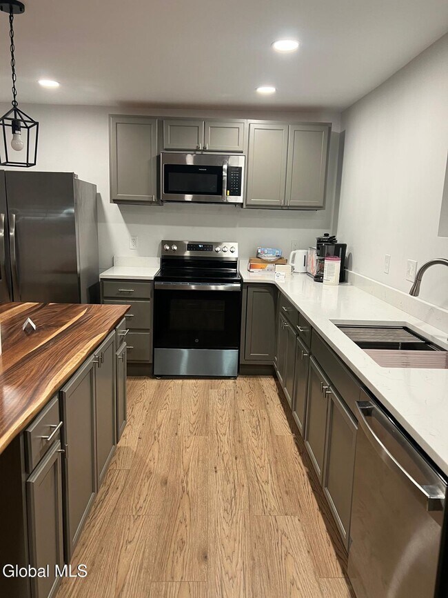 Building Photo - 351 4th St