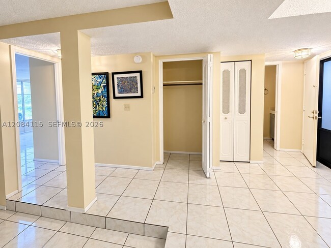 Building Photo - 3720 Inverrary Dr