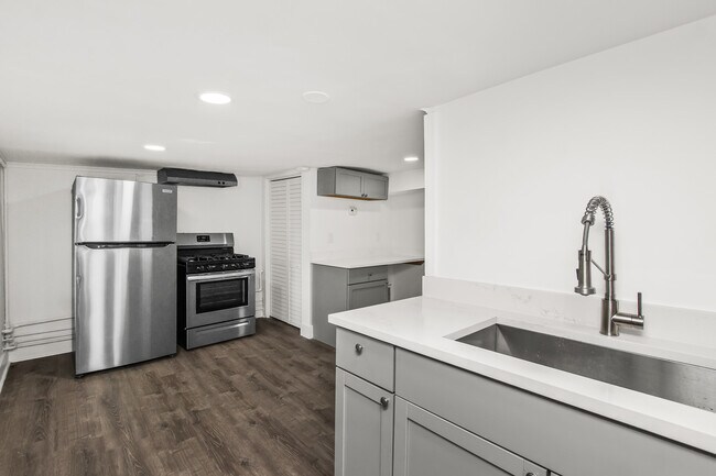 Building Photo - 1919 W Chicago Ave