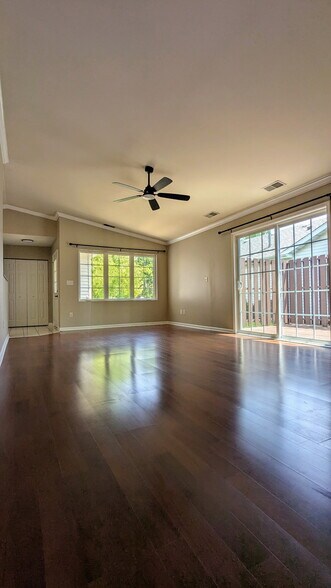Building Photo - 1643 Chestnut Dr