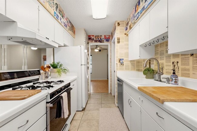 Building Photo - 6203 Greentree Ln