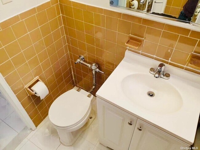 Building Photo - 83-30 Vietor Ave