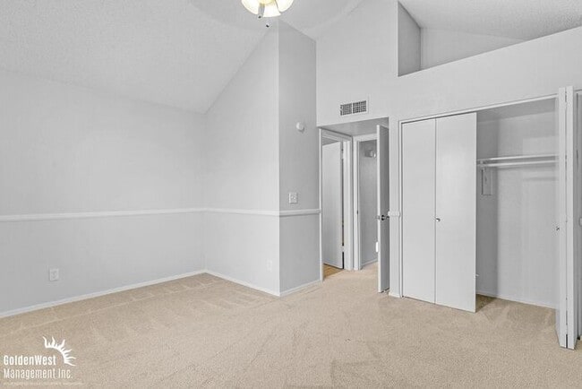 Building Photo - Bright 2Bdm 2.5Ba Townhome at Villa de Paz!
