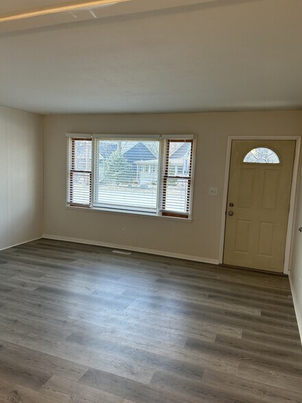 Building Photo - 206 Hickory Dr
