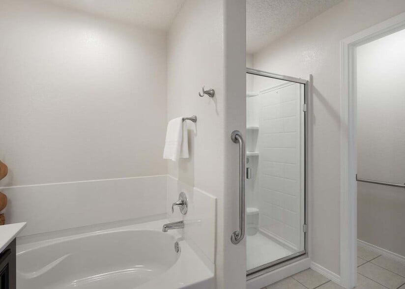 Master Bathroom Tub & Shower - 10824 Arguello Trl NE