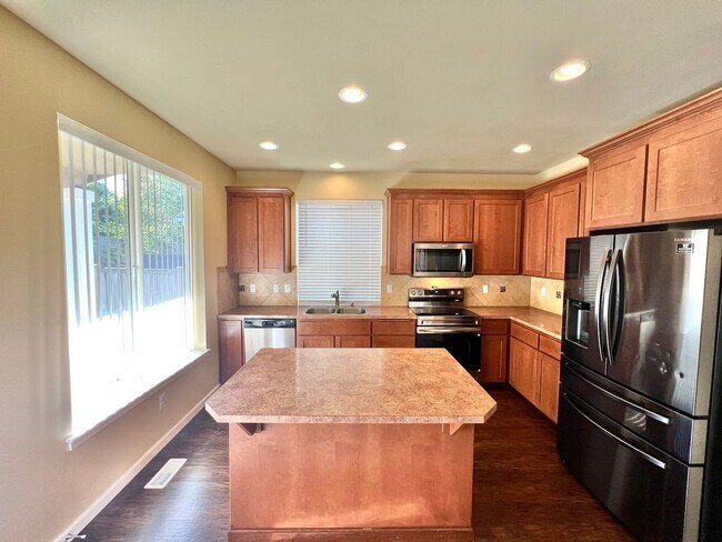 Building Photo - MOVE IN READY: 4bd 2.5ba 2,086 sq ft