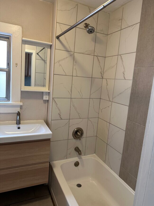 Bathroom, tub/rain shower - 3628 Mariposa St