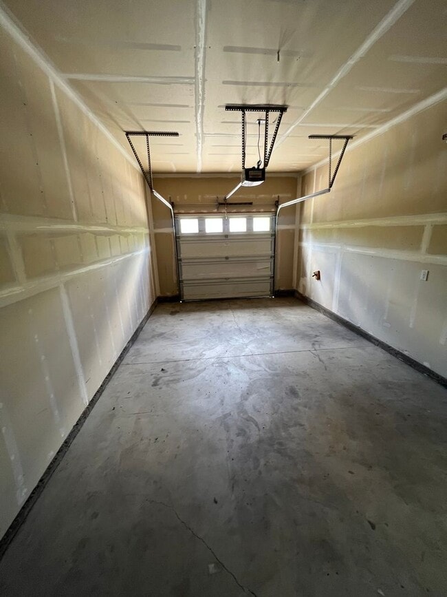 Building Photo - 2 Bed/1.5 Bath Townhome Near the Old Mill - Attached Garage