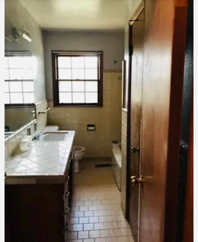 Building Photo - Fenced yard!