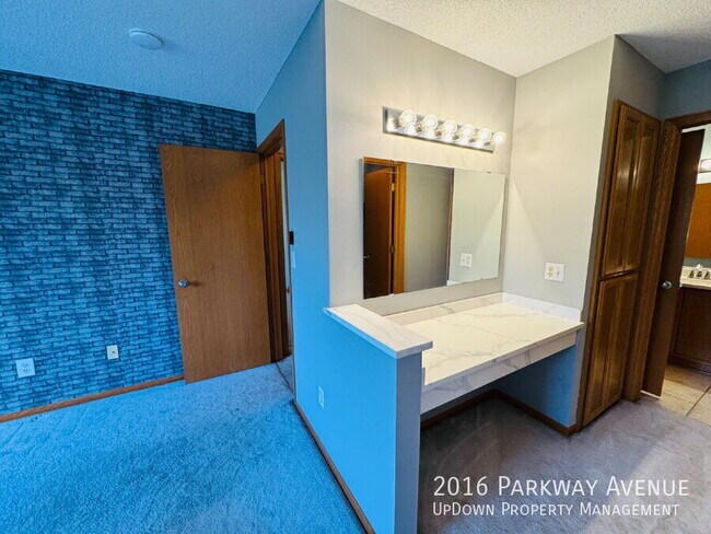 Building Photo - 2016 Parkway Ave