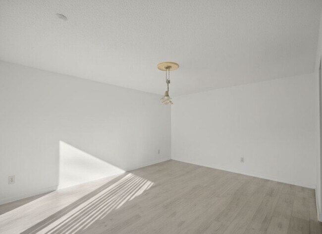 Building Photo - 4522 Alamo Ave