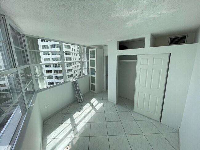 Building Photo - 825 Brickell Bay Dr