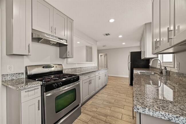 Building Photo - 3214 Longwood Dr