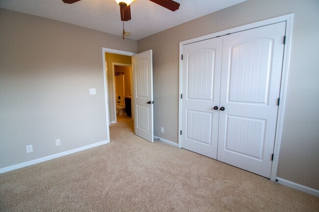 Building Photo - Fresh and Clean 3/2 with BONUS room and fenced yard.  Go.