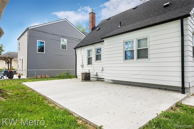 Building Photo - 3340 Edgeworth St