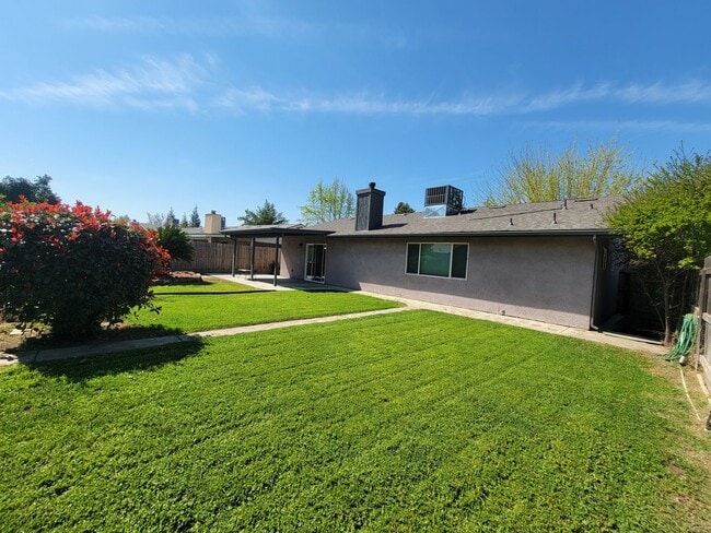 Building Photo - Beautiful 3 Bedroom 2 Bathroom Home in SW Visalia!
