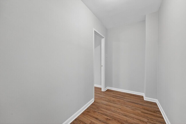 Building Photo - Short Term Lease Availble: Charming & Brig...