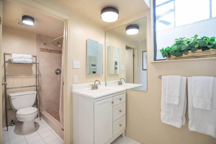 Building Photo - 1705 Captain Molly Dr