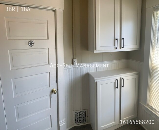 Building Photo - 439 Carrier St NE