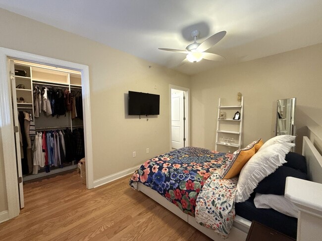 Building Photo - Fantastic Condo in South End!