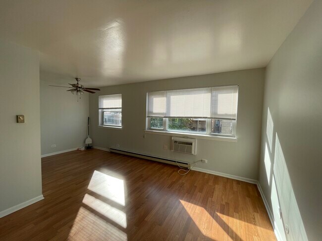 Building Photo - 5920 N Kenmore Ave