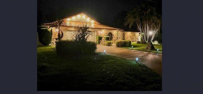 Building Photo - 465 SE Naranja Ave