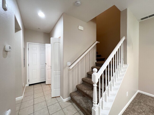 Building Photo - 3 Bd, 2.5 Ba Condo in Elk Grove