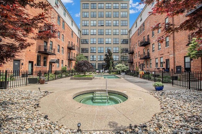 Building Photo - 6533 E Jefferson Ave