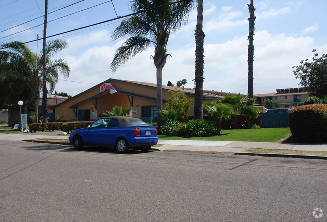 Primary Photo - Las Palmas Apartments