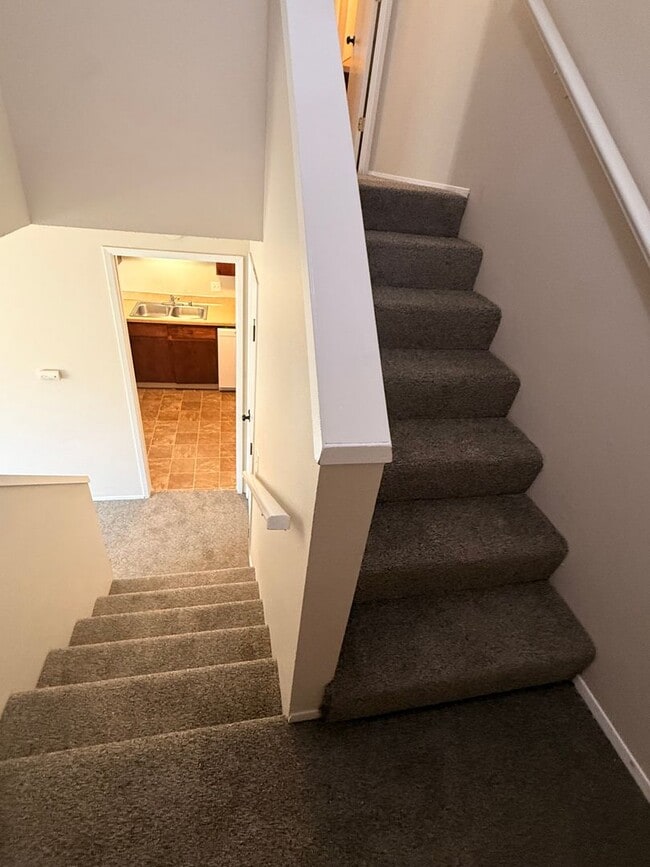 Building Photo - Spacious 1 Bedroom Duplex, Great Location, W/D In Unit, Bright Living Space!!