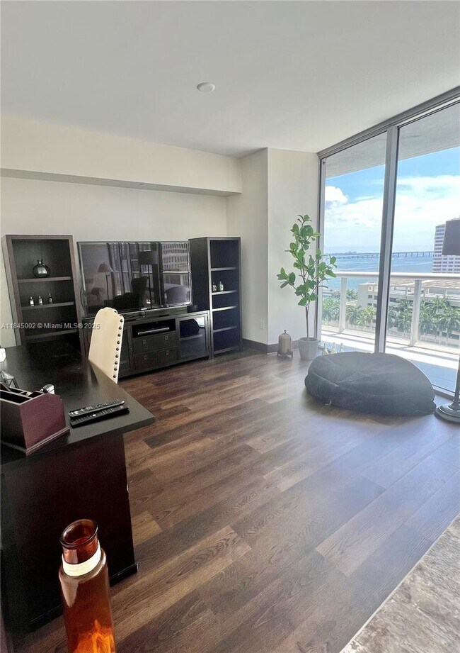 Building Photo - 495 Brickell Ave