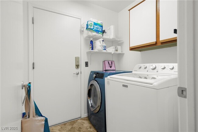 Building Photo - 2800 Linkview Dr