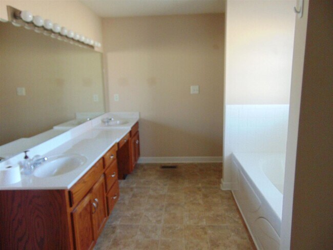 Building Photo - 3 Bedroom 2 Bathroom Home!