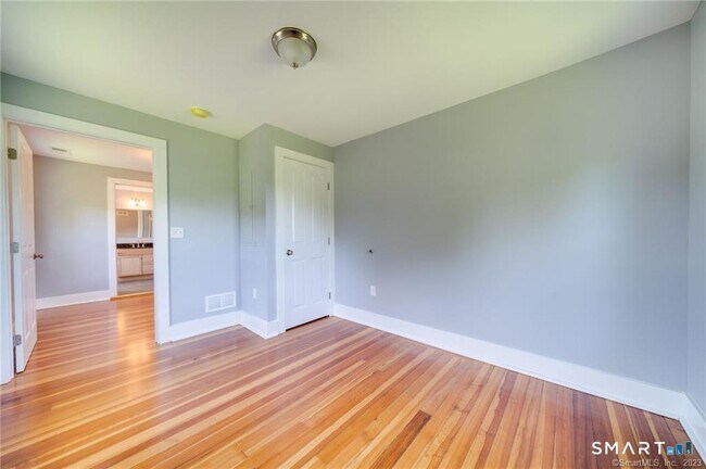 Building Photo - 157 River Rd