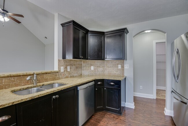 Building Photo - 1721 Dunmore Ave